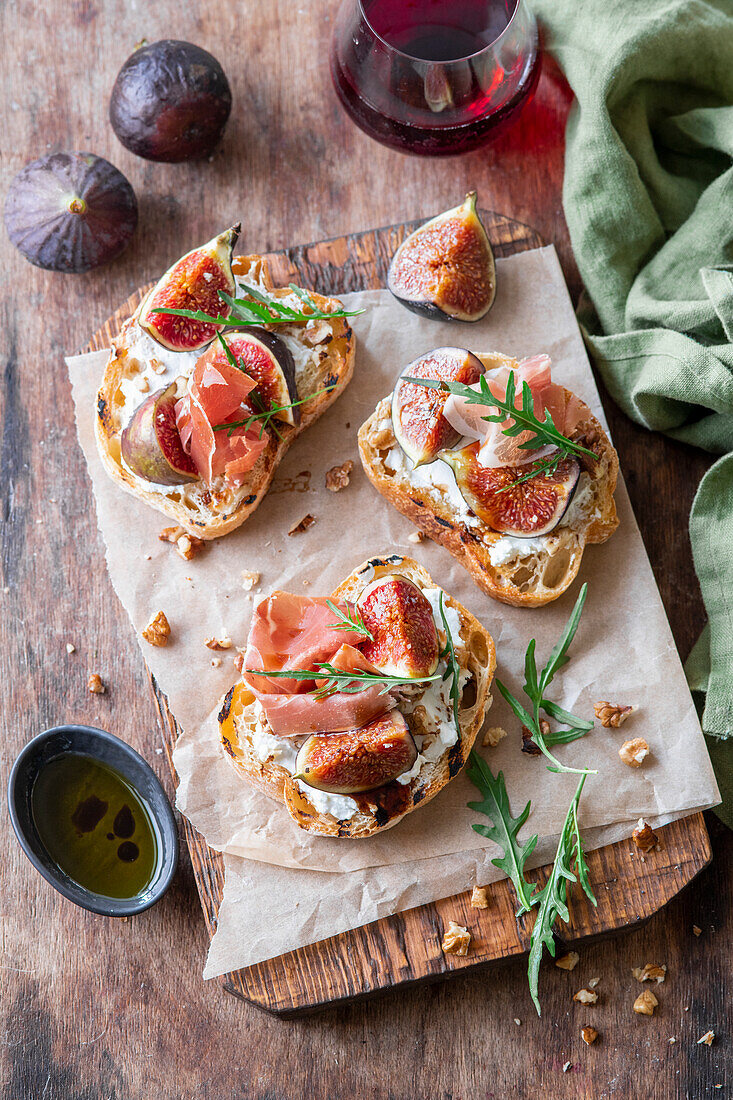 Bruschetta mit Feigen und Schinken