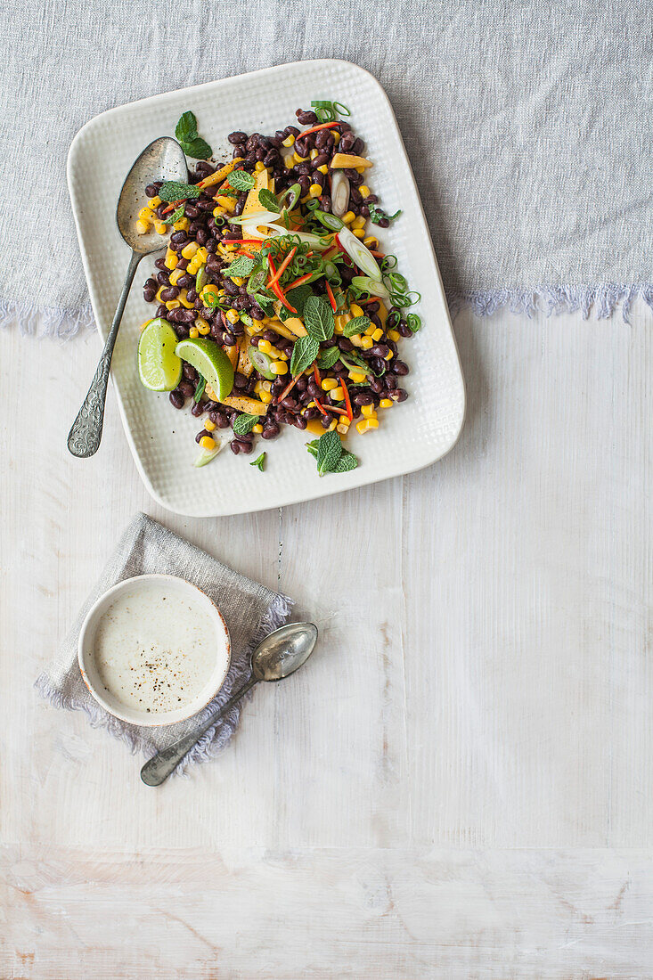 Salat mit schwarzen Bohnenmango und Kreuzkümmel-Joghurt-Dressing