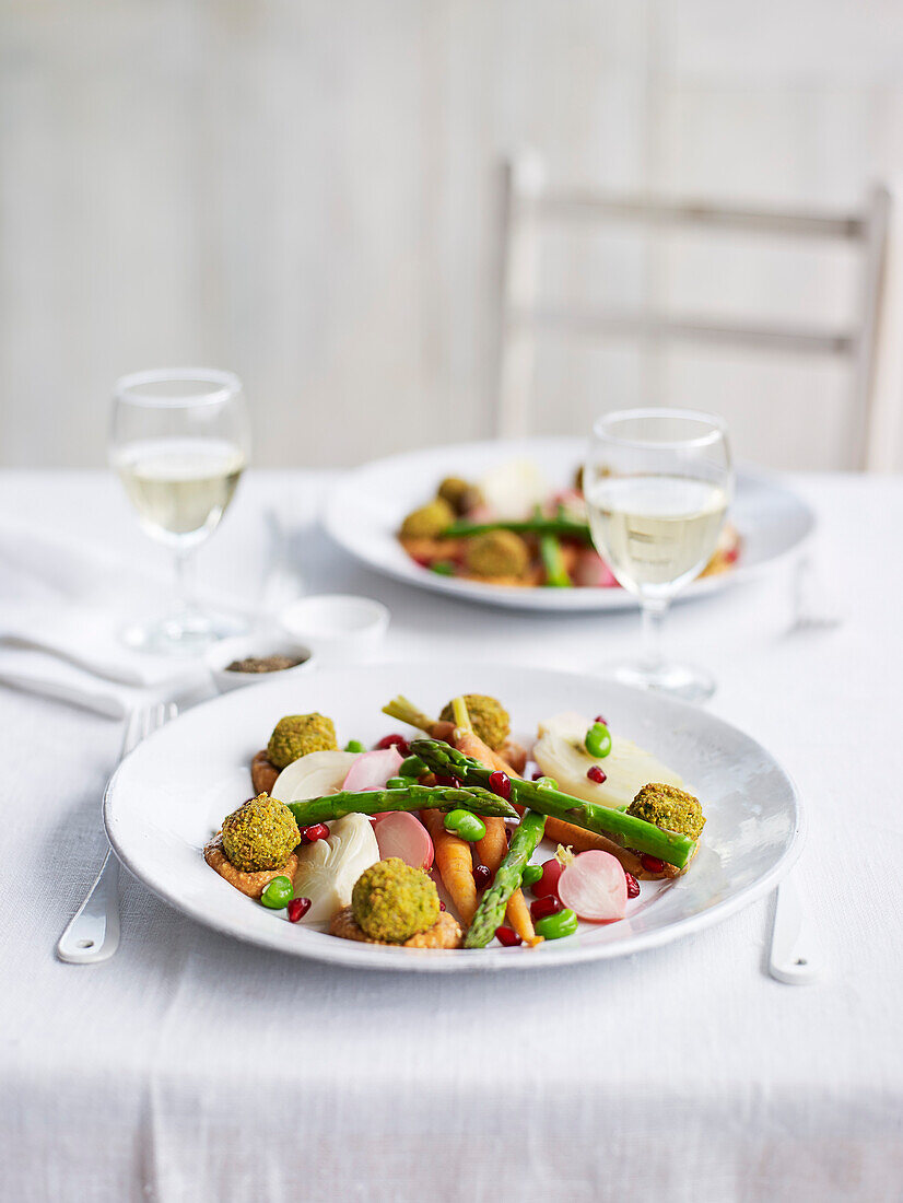 Falafel mit scharfer Tomaten-Cashew-Sauce und pochiertem Frühlingsgemüse