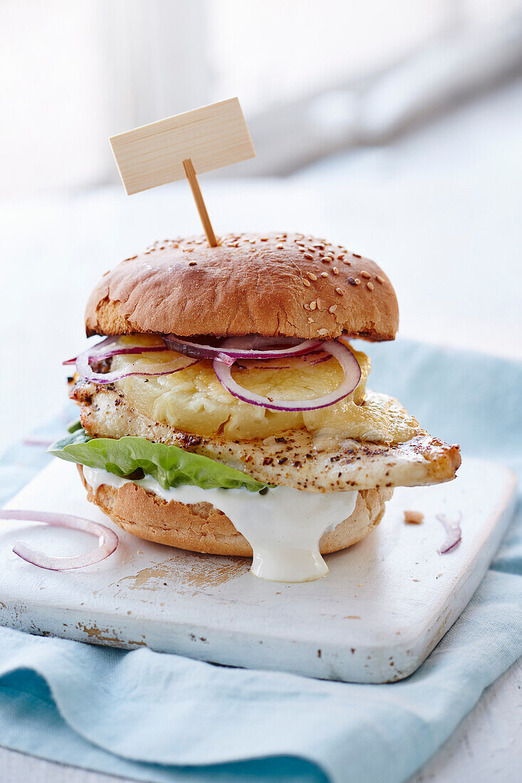 Cajun-Hähnchen-Burger mit Ananas und roten Zwiebeln