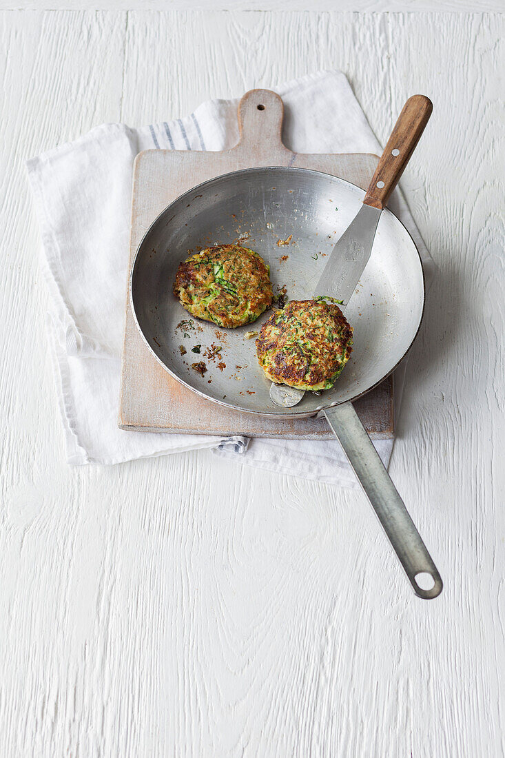 Zucchini-Pancakes mit Hüttenkäse und Dill