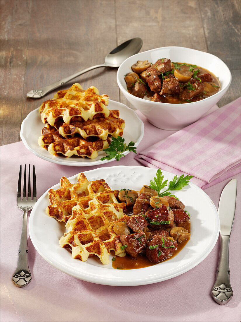 Putengulasch mit Kartoffelwaffeln