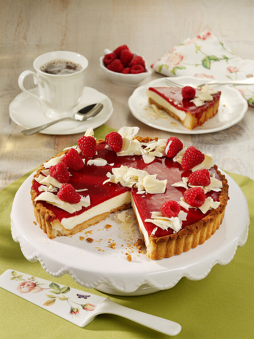 White chocolate tart with a raspberry layer