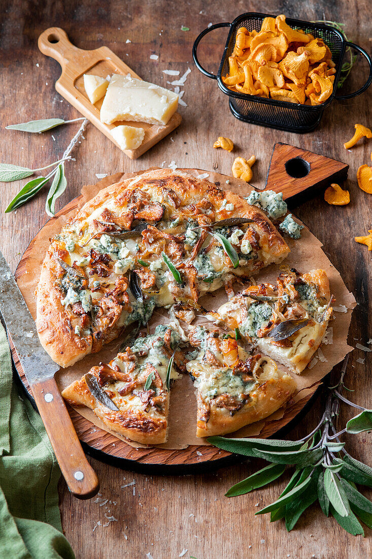 Pizza mit Pfifferlingen, zweierlei Käse und Salbei