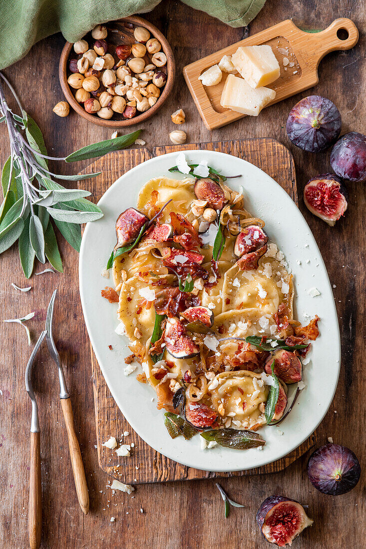 Ravioli mit Mascarpone, Feigen, karamellisierten Zwiebeln, Salbei, Prosciutto und Haselnüssen