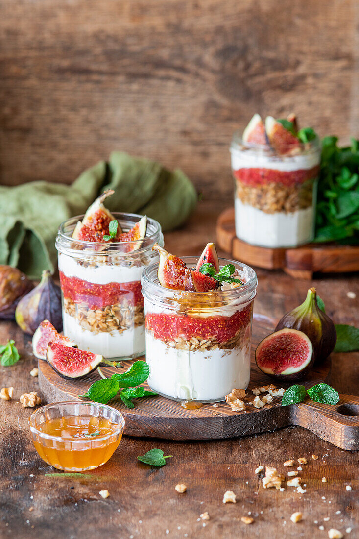 Feigen-Joghurt-Parfaits mit Honig-Granola