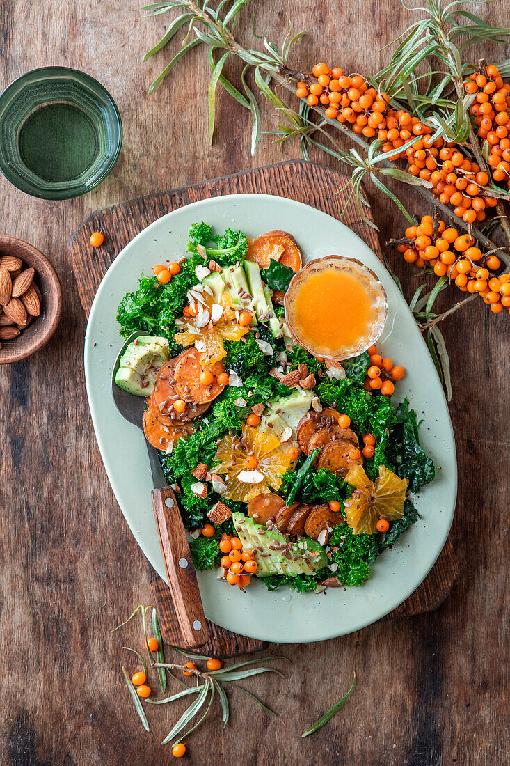 Salat mit Grünkohl, Avocado und Sanddorndressing