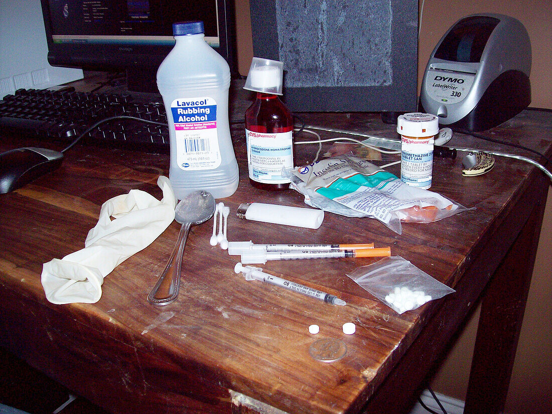 Kit for Injecting Street Drugs, Especially Opiates