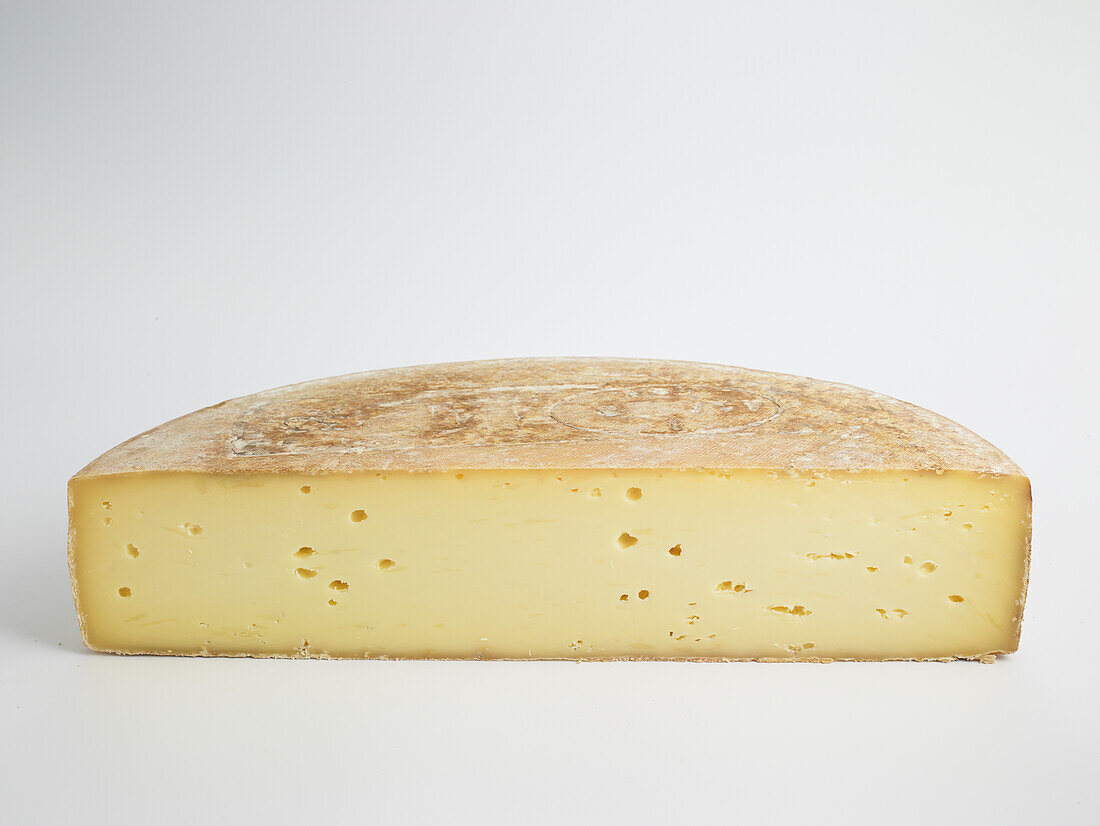 Italian formaggio di montagna cheese
