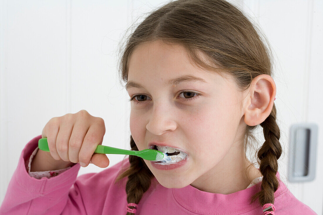 Girl cleaning her teeth