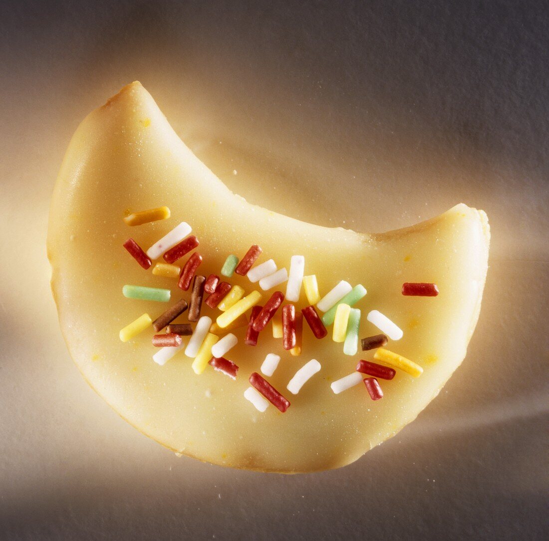 Plätzchen: Mürbteigmond mit Zitronenglasur & bunten Streuseln