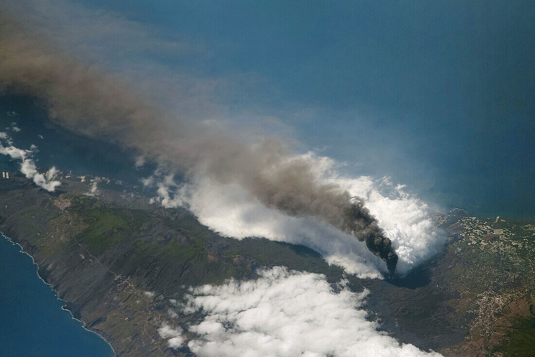 Cumbre Vieja volcano erupting