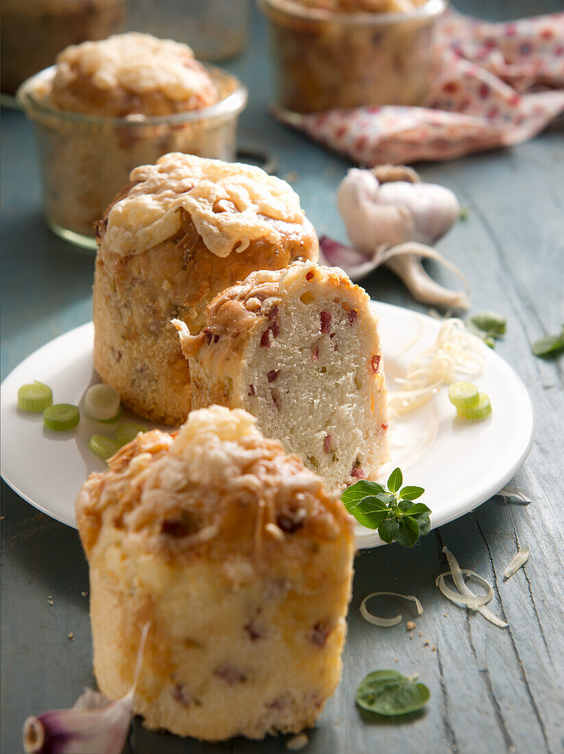 Pikante Salami-Käse-Muffins im Glas