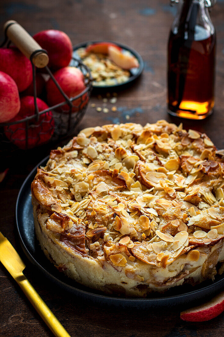 Creamy apple pie with almonds