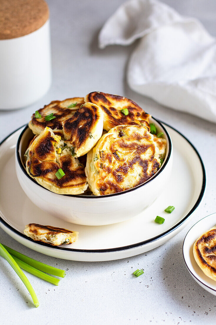 Fluffige Pancakes mit Eiern und Frühlingszwiebeln