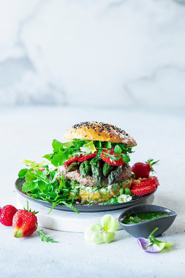 Spargelburger mit Rindfleisch und Erdbeeren