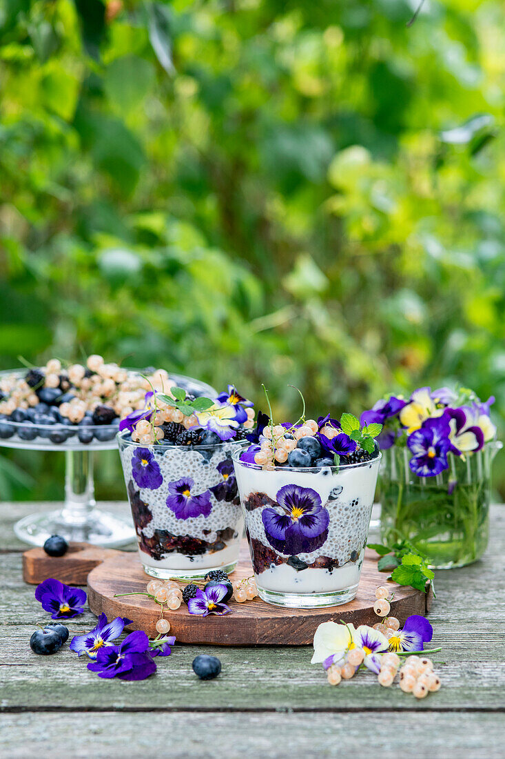 Veilchen-Chia-Pudding