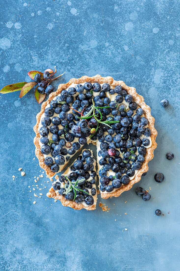 Blueberry pie with rosemary cream