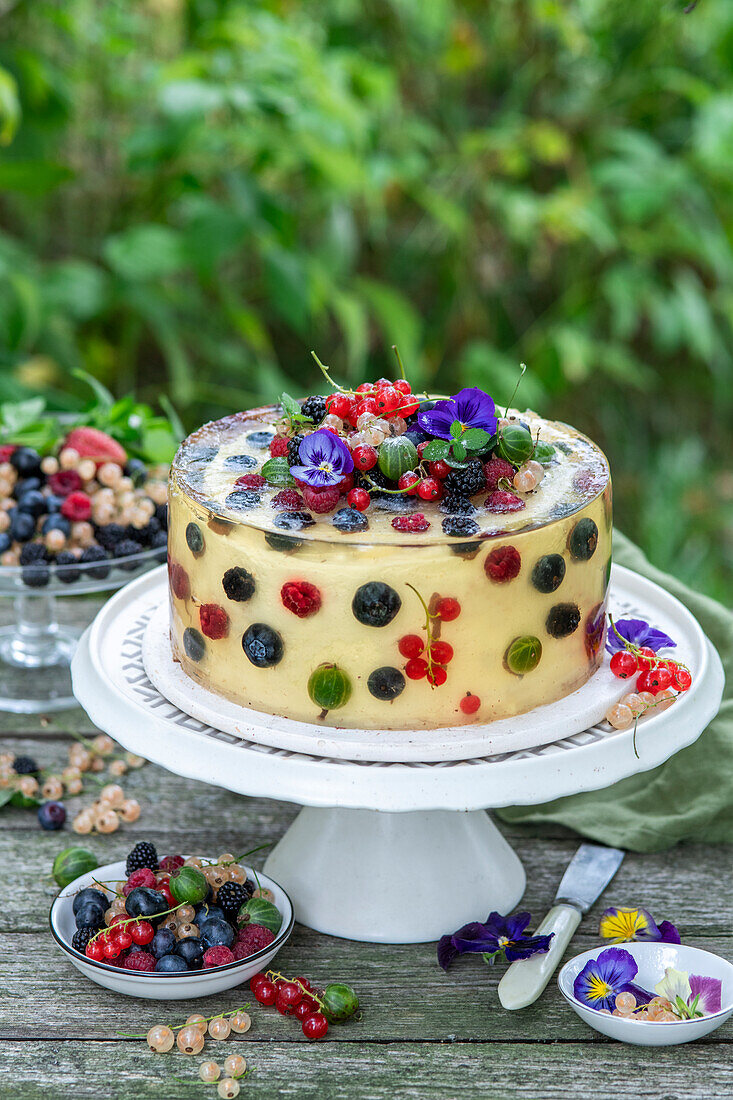 Biskuit-Buttercreme-Torte, mit Champagnergelee überzogen