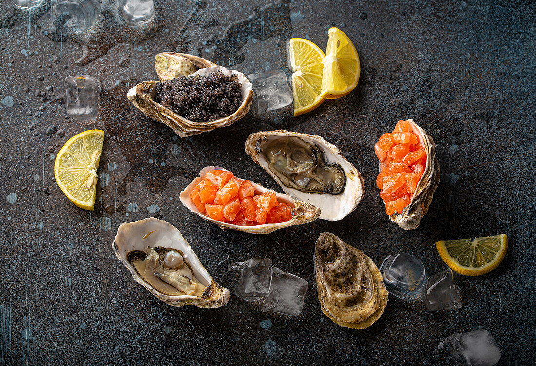 Vorspeise mit Meeresfrüchten: frische Austern, schwarzer Kaviar und Lachstatar
