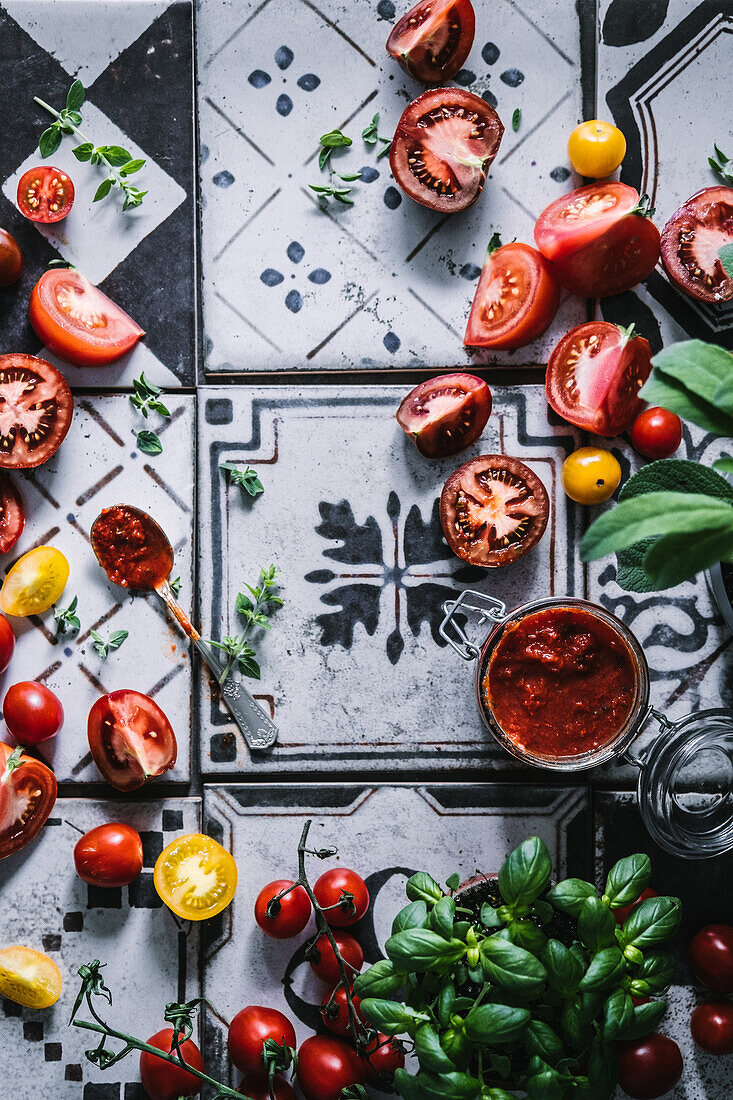 Bunte Tomaten, Pesto Rosso und Basilikum