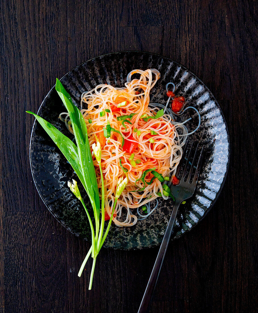 Glass noodle salad with tomatoes and wild garlic