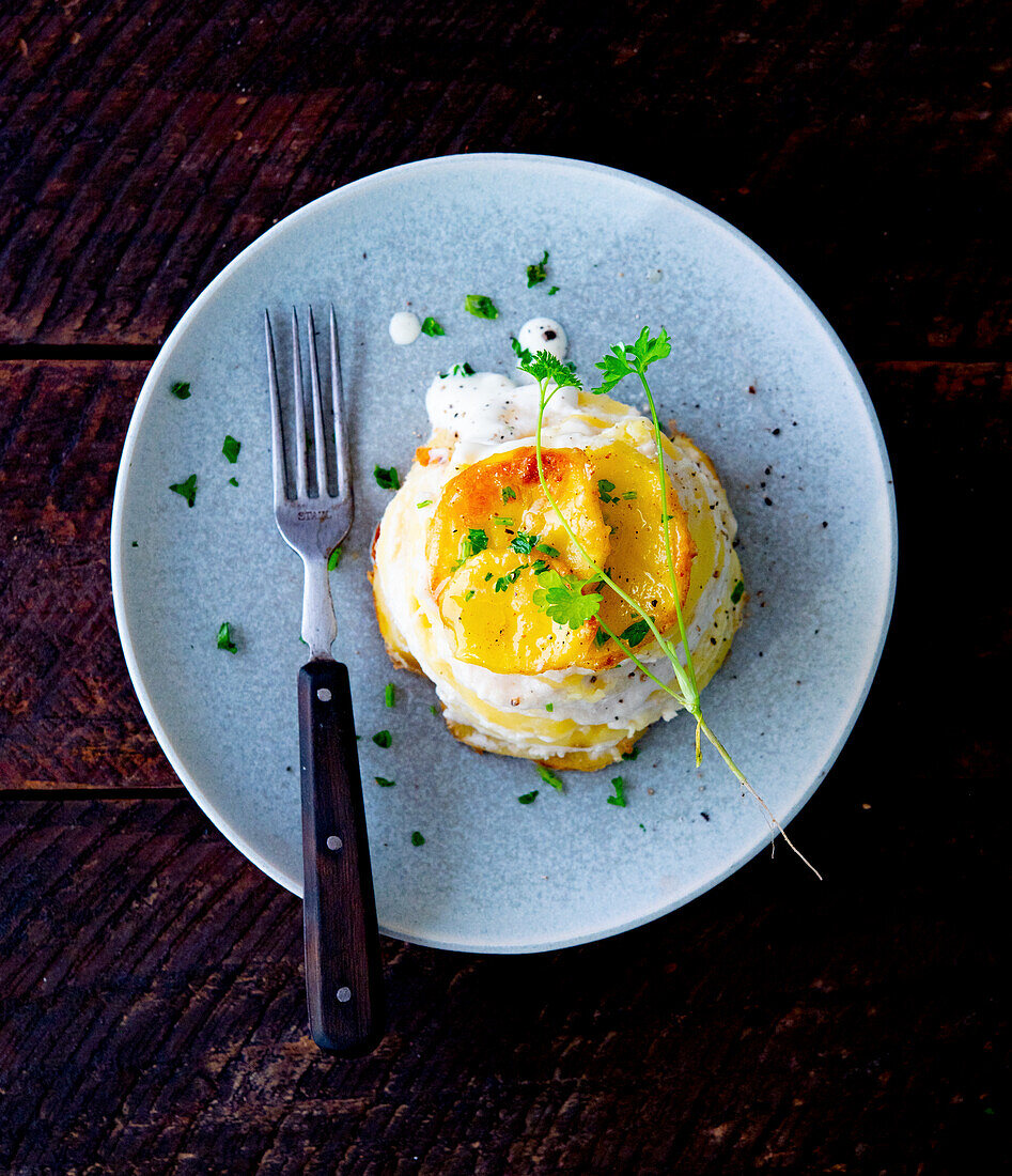 Kartoffelgratin mit Sahne und Petersilie