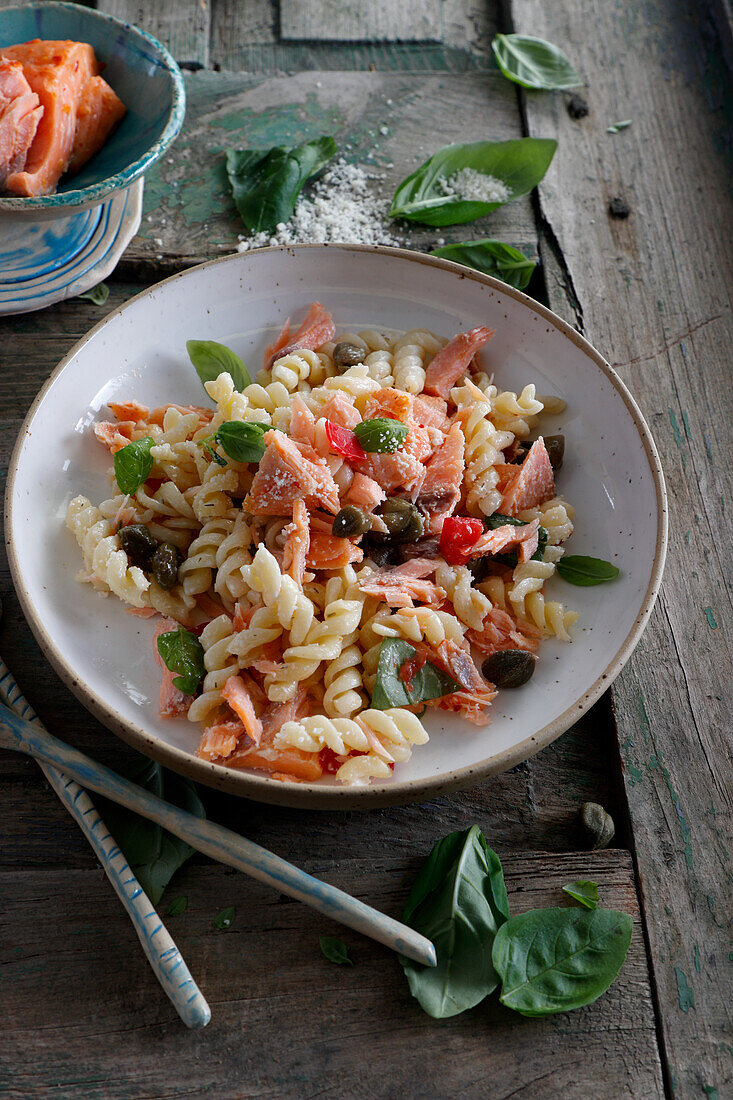 Fusilli mit gebratenem Lachs und Kapern