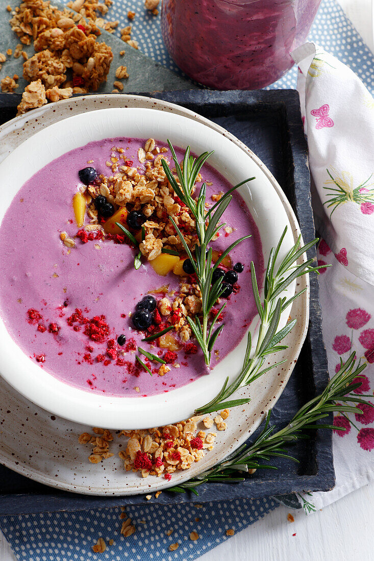 Heidelbeerjoghurt mit Granola