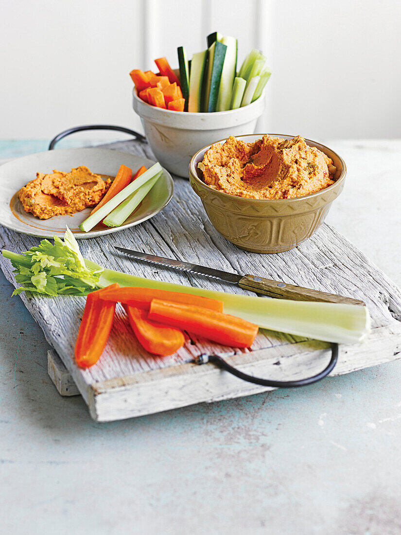 Walnuss-Paprika-Hummus mit Gemüsesticks zum Dippen