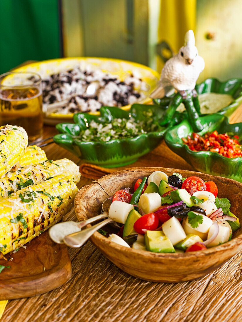 Palmherzensalat und gegrillter Mais mit Knoblauchmayo (Brasilien)