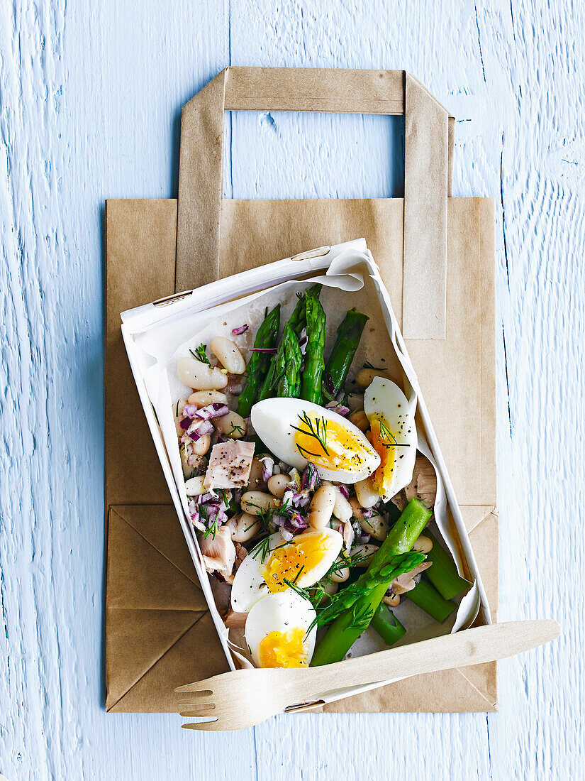 Thunfischsalat mit Spargel und gekochten Eiern in Lunchbox