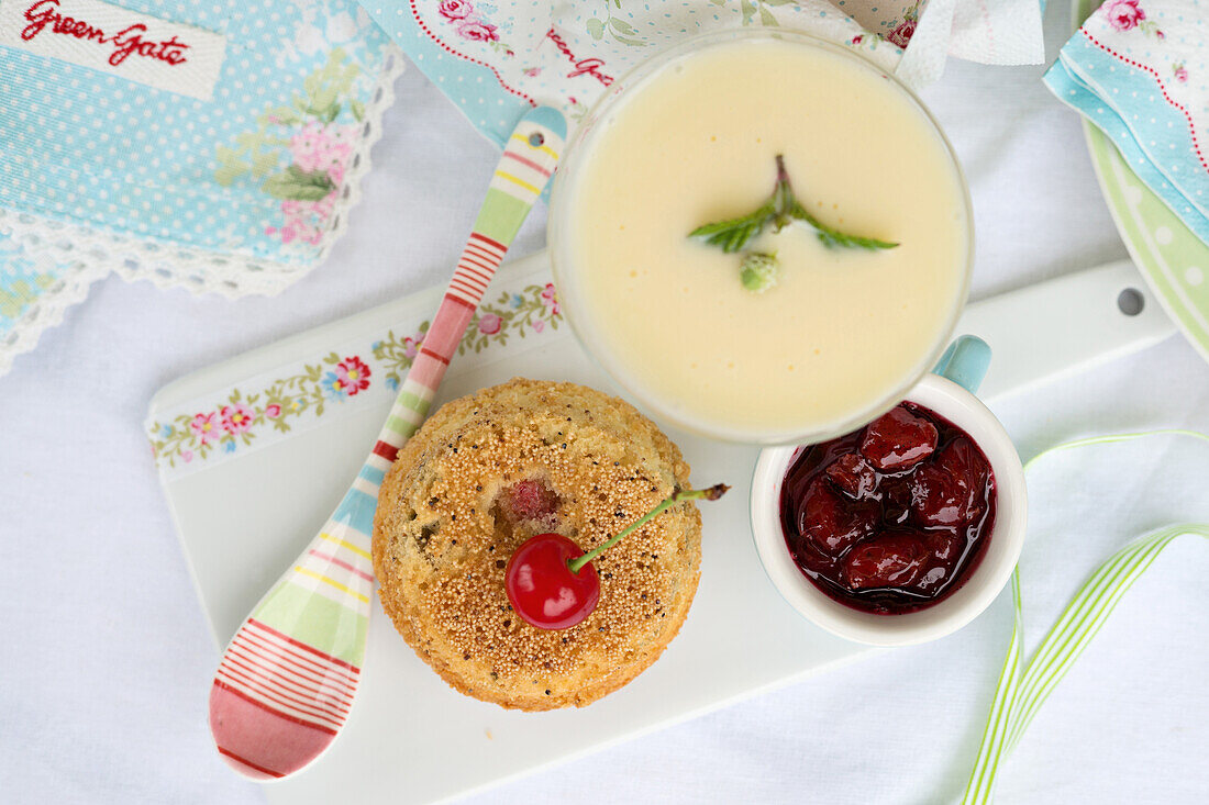 Cherry tartlets, vanilla pudding and marinated cherries