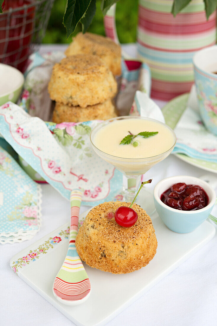 Kirschtörtchen, Vanillepudding und marinierte Kirschen