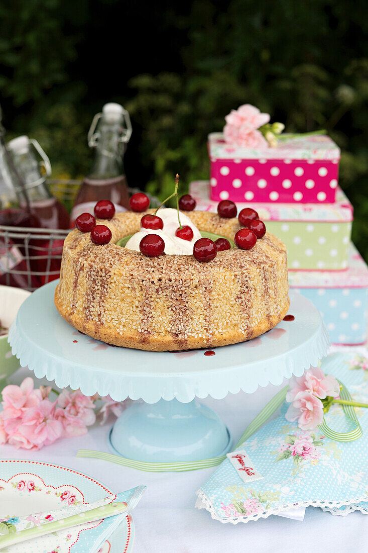 Sesam-Biskuitkuchen mit Kirschen und Sahne