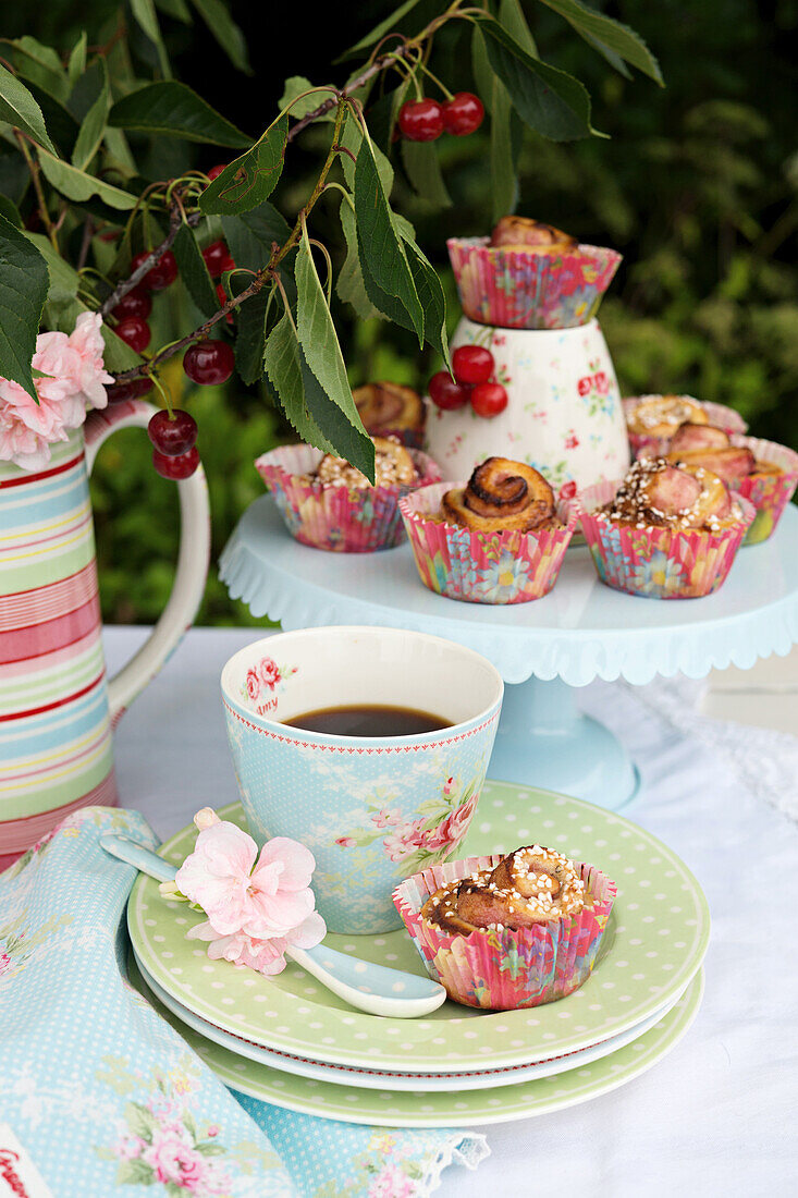 Kirschmuffin und ein Becher Kaffee