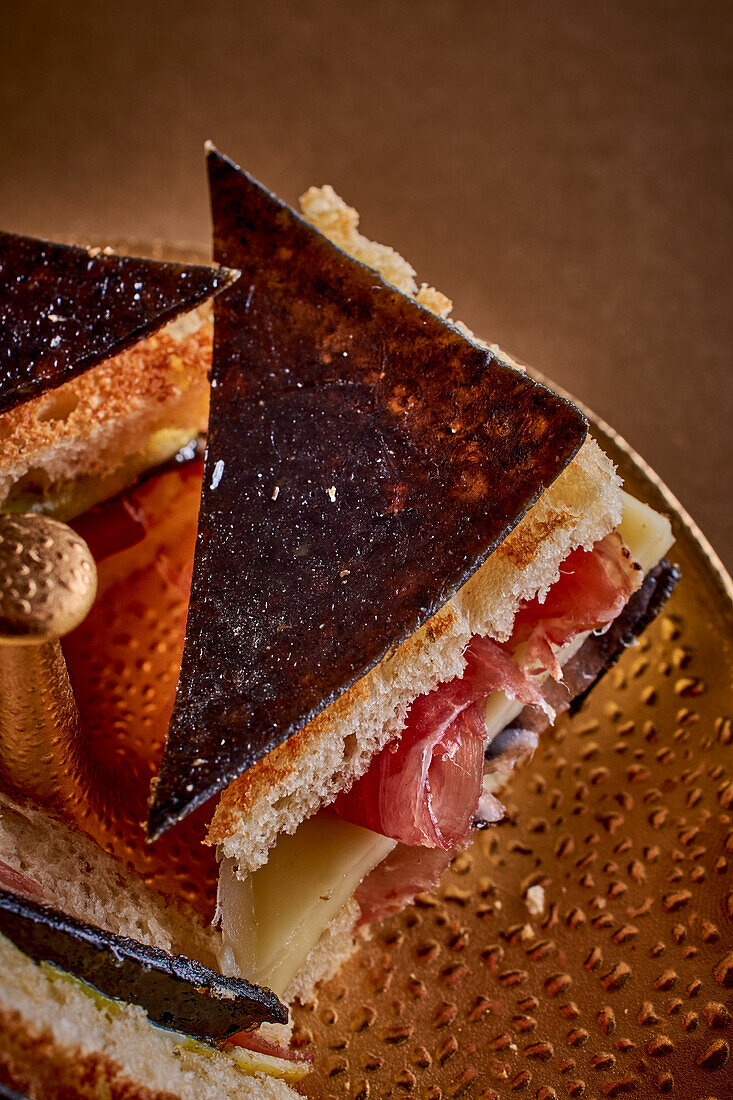 Sandwichecke mit gepresstem Kaviar und Schinken