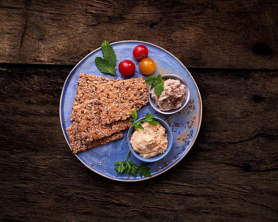 Knäckebrot mit Hummus und Auberginenkaviar