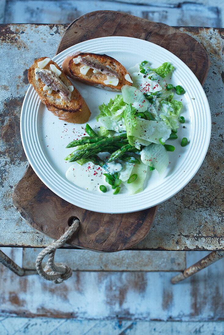 Grüner Spargelsalat mit Anchovi-Crostini