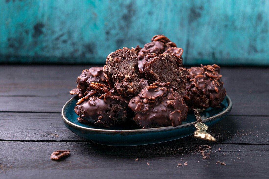 Vegane Lebkuchen-Pralinen mit Zartbitter-Cornflakes-Glasur