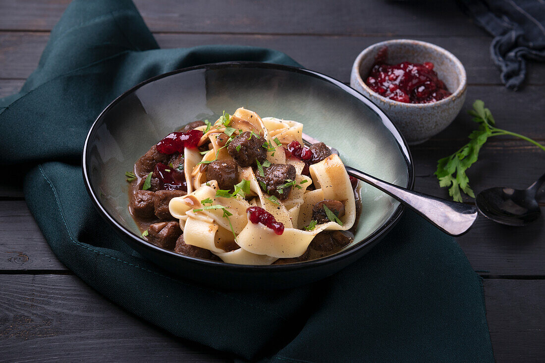 Bandnudeln mit veganem Sojagulasch und Preiselbeeren