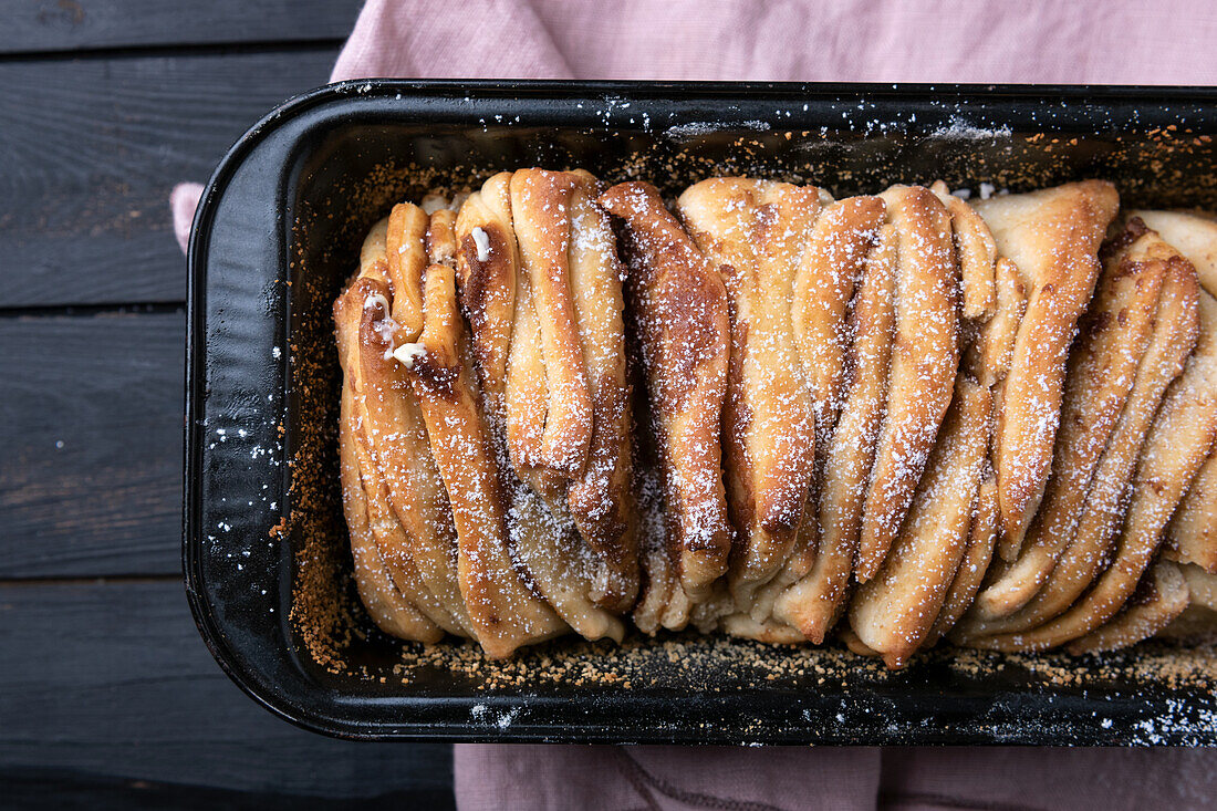 Veganes Zupfbrot mit Zucker-Zimt-Füllung in der Backform