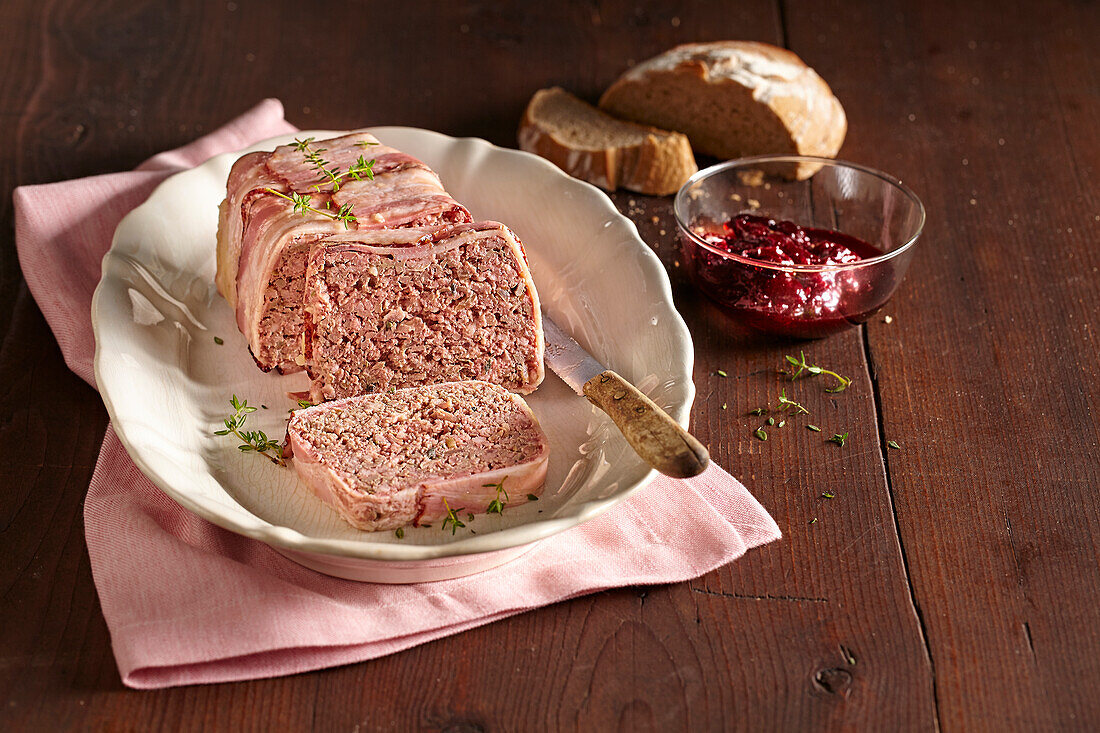 Festliche Terrine aus drei Fleischsorten im Speckmantel