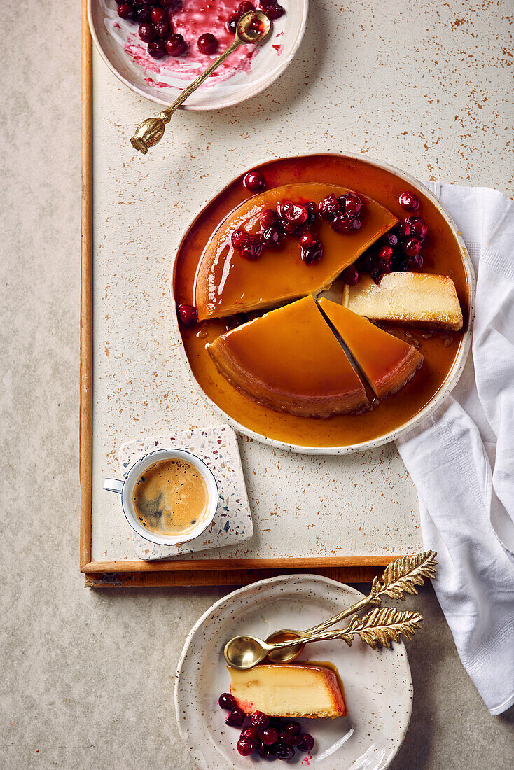 Creme Brulee Kuchen mit Cranberrykompott und Espresso