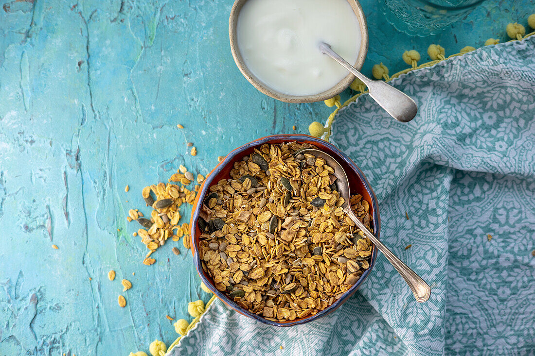 Haferflocken mit Kürbis- und Sonnenblumenkernen dazu Joghurt