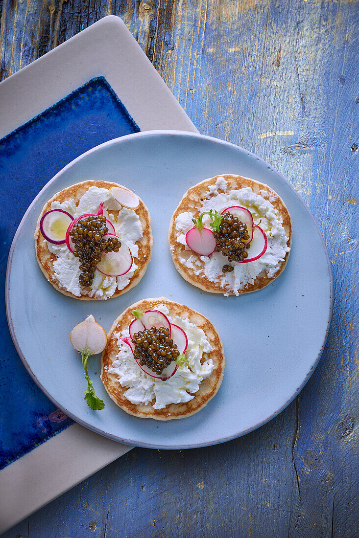 Blinis mit Ziegenfrischkäse, Radieschen und Kaviar