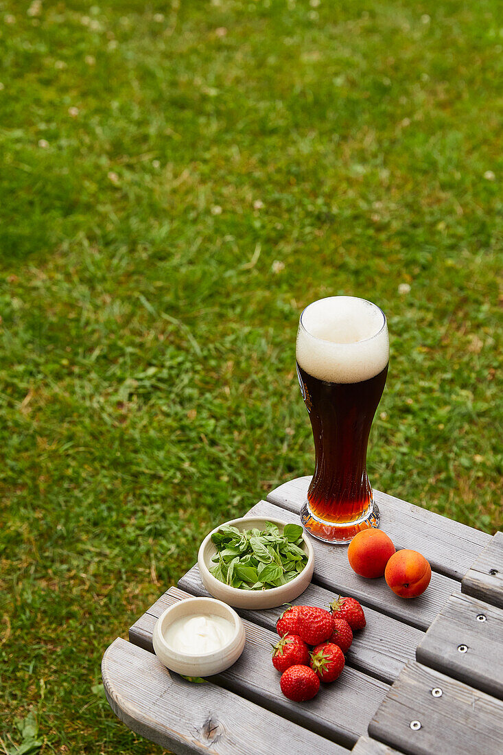 Zutaten für fruchtige Gazpacho mit Erdbeeren und gebackenem Pfirsich