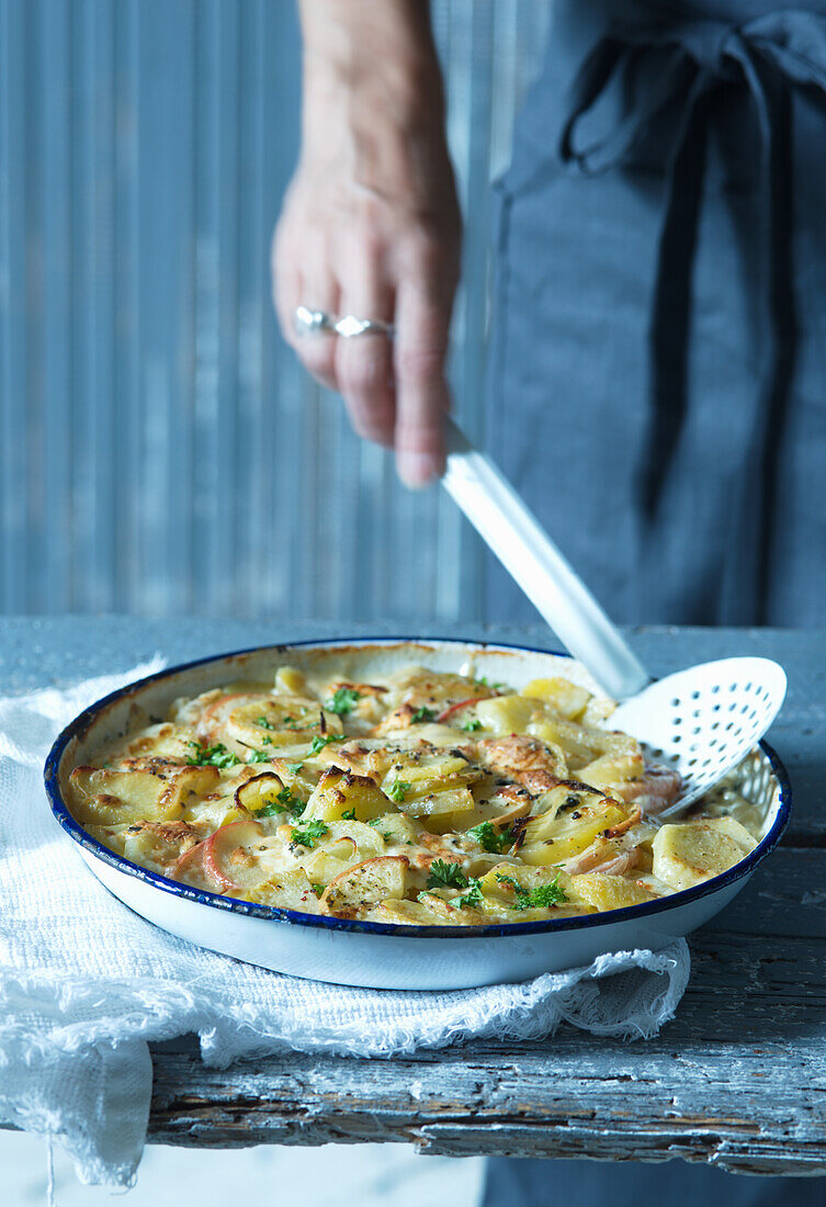 Jacket potatoes with smoked pork and apples