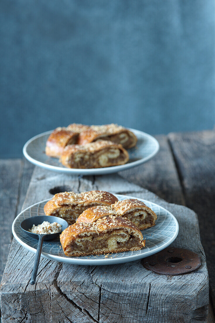 Apfel-Nuss-Strudel – Bilder kaufen – 13510849 StockFood