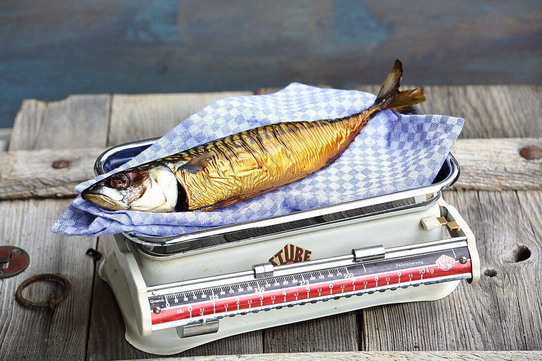 Geräucherter Fisch auf Küchenwaage (Vitamin D-reich)